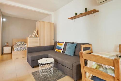 バルセロナにあるEixample Apartment BCNのリビングルーム(ソファ、ベッド付)