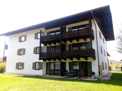 - une vue sur l'extérieur d'un bâtiment avec balcons dans l'établissement Alpina Inzell 335 Chiemgaukarte, à Inzell