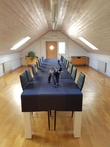 a long table with a statue sitting on top of it at Brukshotellet Skinnsberg in Skinnskatteberg