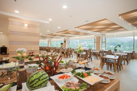 Jiri Mountain Ilsung Condo في Namwon: غرفة طعام مع طاولات وكراسي وكافتريا