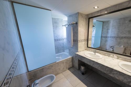 a bathroom with two sinks and a shower and a mirror at Las Ventas in Utebo