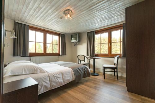 Ένα ή περισσότερα κρεβάτια σε δωμάτιο στο Hostellerie d'Inzepré