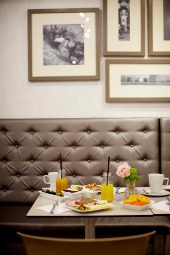 Comida en o cerca de este hotel