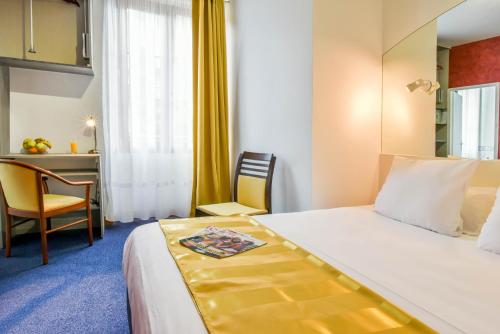 Letto o letti in una camera di Logis Hotel & Restaurant Bergeret Sport