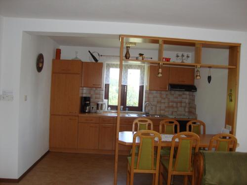 uma cozinha com mesa e cadeiras num quarto em Ferienhaus Weingut Bauer em Gamlitz