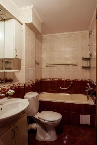 ein Badezimmer mit Toilette, Badewanne und Waschbecken in der Unterkunft Hotel Orchidea in Sozopol