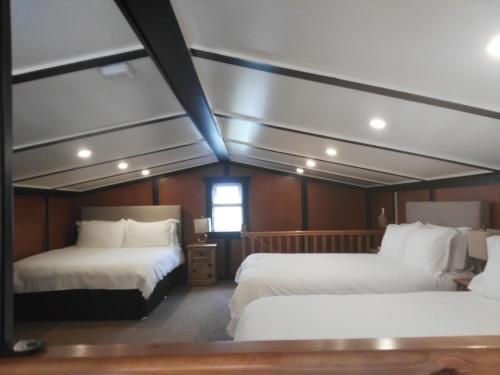 En eller flere senge i et værelse på The Wild Atlantic Way Barn
