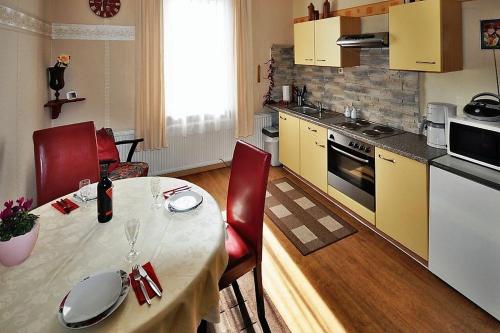 eine Küche mit einem Tisch und roten Stühlen in der Küche in der Unterkunft Hacienda Susana in Bad Harzburg