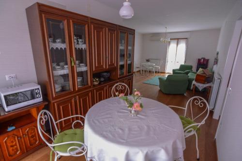 uma sala de jantar com uma mesa e cadeiras num quarto em S'Alighera Guest House em Alghero