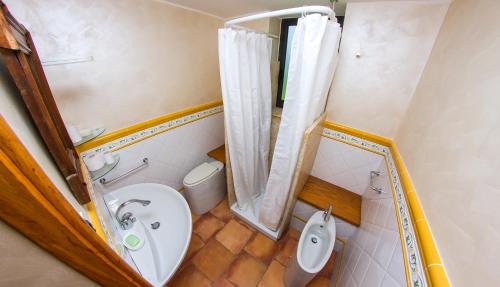 mała łazienka z toaletą i prysznicem w obiekcie La Centuria Società Agricola Casa Vacanze w mieście Terzo dʼ Aquiléia