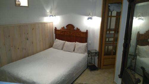 ペリアック・ド・メールにあるHoliday-Apartement Lagunaのベッドルーム1室(木製ヘッドボード付きのベッド1台付)