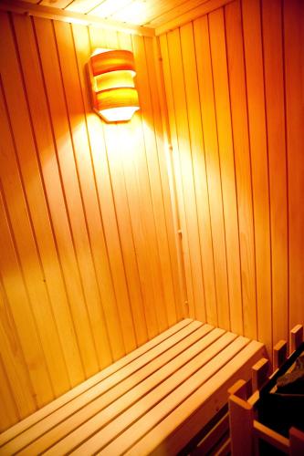 eine Bank in einer Sauna mit einem Licht darauf in der Unterkunft Pansion Budimir in Ðakovo
