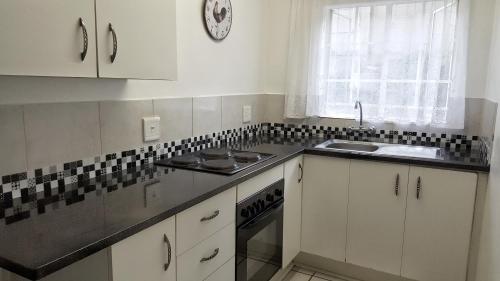 Dapur atau dapur kecil di Sunshine Self Catering
