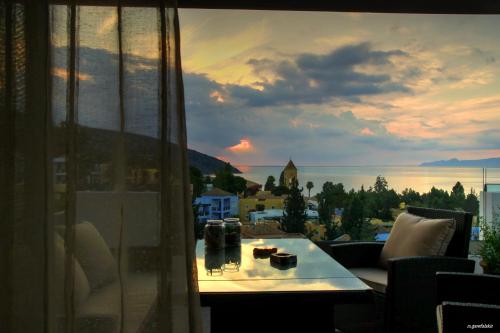 アギオス・ニコラオスにあるCasa con vista Apartmentの市街の景色を望むバルコニー(テーブル付)