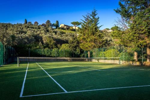 a tennis court with a net on top of it at Casa Vacanze Casa Italia in Lamporecchio