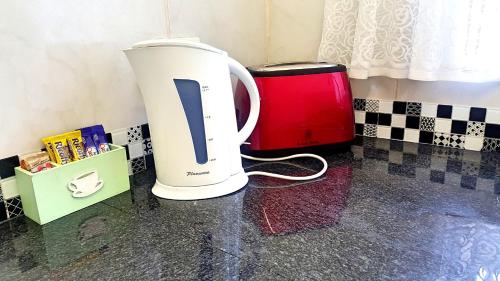 Dapur atau dapur kecil di Sunshine Self Catering