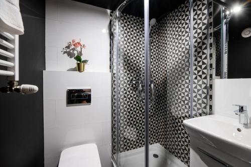 a bathroom with a shower and a toilet and a sink at DIETLA 99 APARTMENTS - IDEAL LOCATION - in the heart of Krakow in Kraków