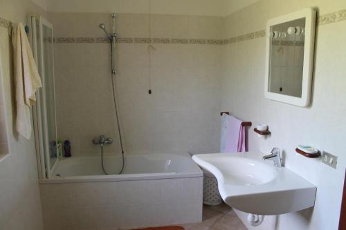 ein Bad mit einer Badewanne, einem Waschbecken und einer Dusche in der Unterkunft albergo bellavista in Re