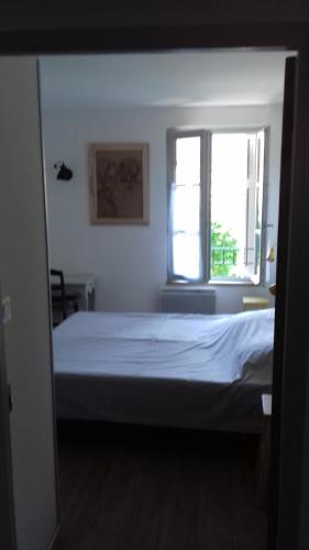 ヴィルヌーヴ・レ・ザヴィニョンにあるQuartier St Ponsの窓付きの部屋のベッド1台