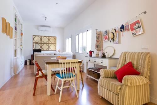 uma cozinha e sala de estar com mesa e cadeiras em Villa Leomar em Málaga