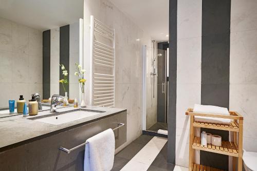 y baño con lavabo y ducha. en AinB Sagrada Familia Apartments, en Barcelona