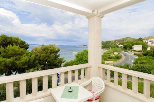 uma varanda com uma mesa e vista para o oceano em Villa Lidija em Omiš