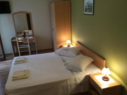 sypialnia z dużym łóżkiem z 2 lampami w obiekcie Apartmani Jerkovic w Hvarze