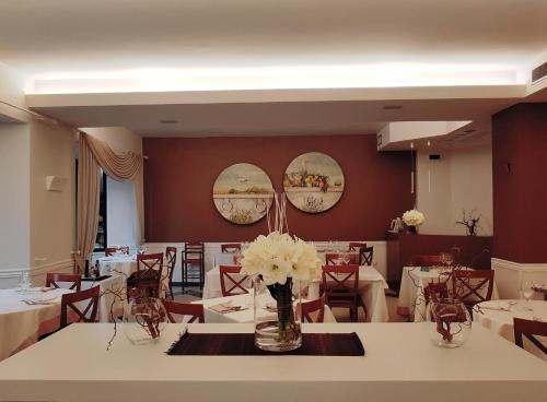a kitchen with a table, chairs, and a clock on the wall at Hotel Fontana Olente in Ferentino