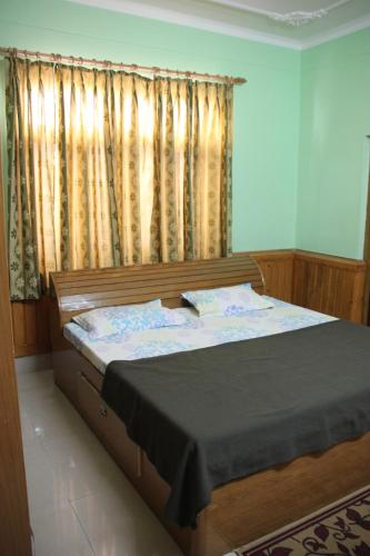 เตียงในห้องที่ Chandruma Cottage