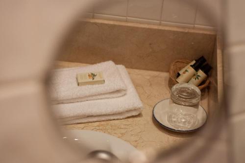 a bathroom with towels and a glass jar on a sink at Hotel Sierra Quilama in San Miguel de Valero