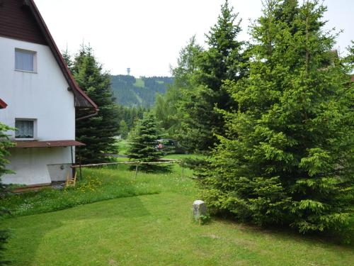Zahrada ubytování Nice holiday home in the Ore Mountains only 500m from the chairlift