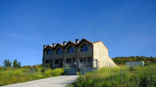 an old building on the side of a road at El Carmen Fresa in Marlín
