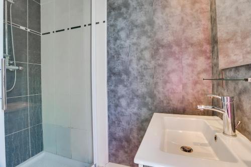 bagno con lavandino e doccia di Welkeys - Archilua a Saint-Jean-de-Luz