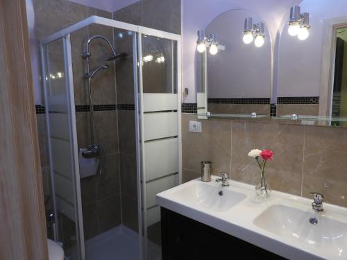 een badkamer met een douche en een wastafel en een douche bij Las Flores studio 4 in Playa de las Americas