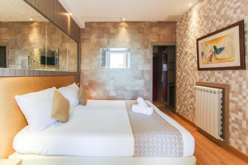 Ένα ή περισσότερα κρεβάτια σε δωμάτιο στο Hôtel Provençal