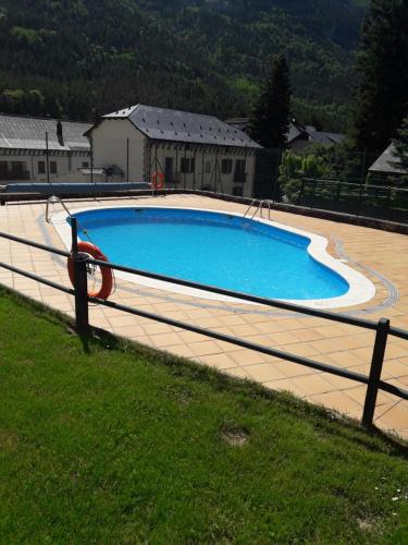 Bazén v ubytování Apartamento Canfranc nebo v jeho okolí