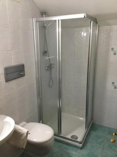 La salle de bains est pourvue d'une douche, de toilettes et d'un lavabo. dans l'établissement Gasthof Wadl, à Feldkirchen in Kärnten