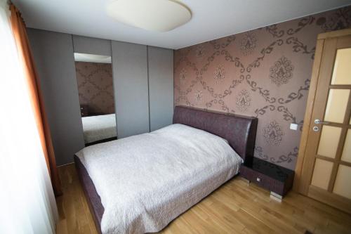 Postel nebo postele na pokoji v ubytování Cozy apartment with a wonderful lake view