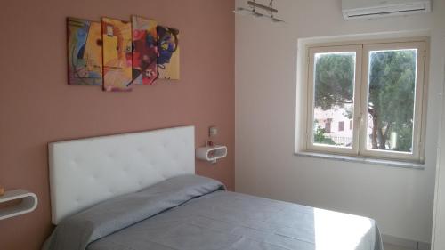 a bedroom with a bed and a window at ele&gio accomodation in Tropea