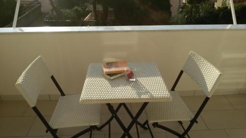 a table and two chairs with a box on it at ele&gio accomodation in Tropea