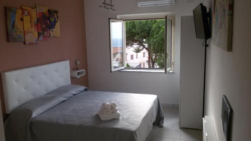 a bedroom with a bed and a window at ele&gio accomodation in Tropea