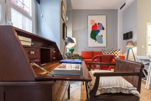 - un salon avec un piano et un canapé dans l'établissement Precioso Apartamento Sevilla Centro, à Séville