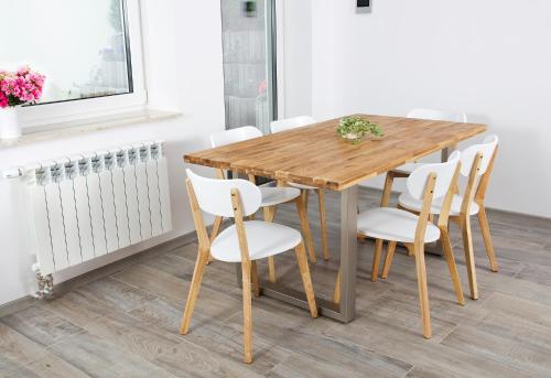 ソポトにあるZen House no. 2の木製テーブル(白い椅子付)
