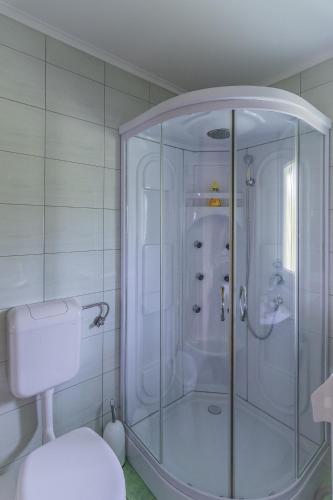 Ένα μπάνιο στο Holiday Home Neokrnjena Narava