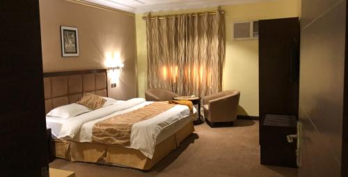a hotel room with a bed and a window at قصر الباحة للشقق المخدومة تصنيف اقتصادي in Al Baha