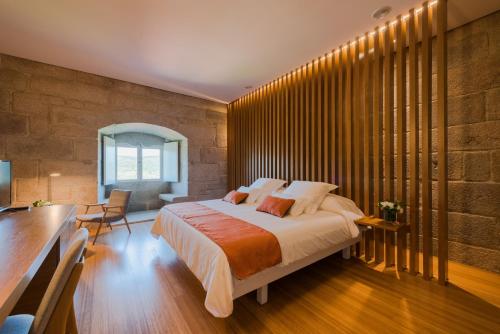 Giường trong phòng chung tại Torre de Tebra