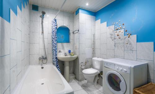 モスクワにあるАпартаменты на Большой Якиманке 32のバスルーム(洗濯機、トイレ付)