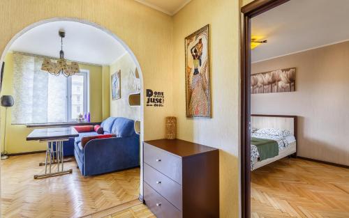 モスクワにあるАпартаменты на Большой Якиманке 32のベッドルーム1室、ベッド1台、鏡が備わる客室です。