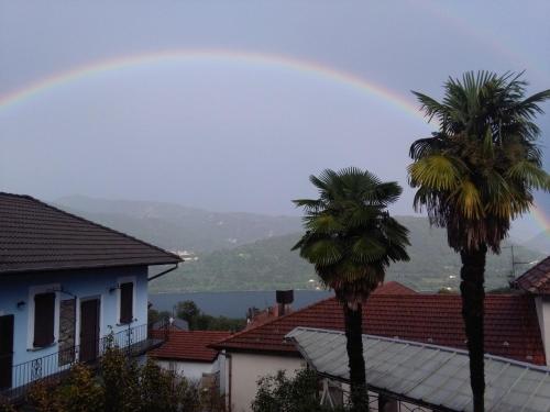 einen Regenbogen über einer Stadt mit Palmen in der Unterkunft CASA VACANZE "LA QUIETE" in Nonio