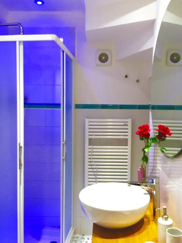 ein Badezimmer mit weißem Waschbecken und Dusche in der Unterkunft Cathedral Suite - Otranto City Center - Solarium & Jacuzzi in Otranto